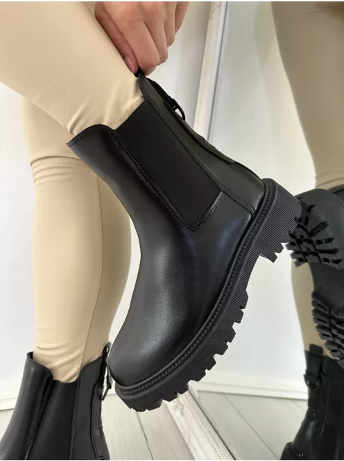 Műbőr, bokánál gumírozott, belül bolyhos bokacsizma. Vigyázz! Kis méretezés! Egy számmal nagyobb méretet ajánlunk! (36-41-es méretekben.)