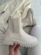 Műbőr, bokánál gumírozott, belül bolyhos bokacsizma. Vigyázz! Kis méretezés! Egy számmal nagyobb méretet ajánlunk! (36-41-es méretekben.)