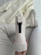 Műbőr, bokánál gumírozott, belül bolyhos bokacsizma. Vigyázz! Kis méretezés! Egy számmal nagyobb méretet ajánlunk! (36-41-es méretekben.)