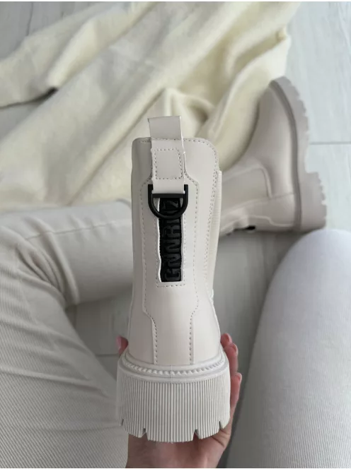 Műbőr, bokánál gumírozott, belül bolyhos bokacsizma. Vigyázz! Kis méretezés! Egy számmal nagyobb méretet ajánlunk! (36-41-es méretekben.)