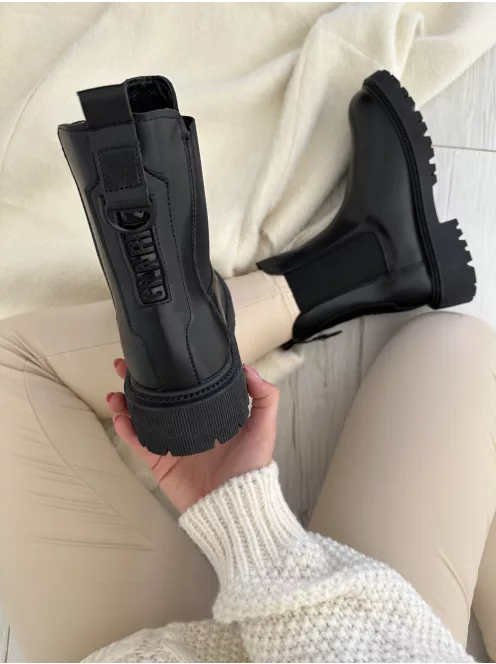 Műbőr, bokánál gumírozott, belül bolyhos bokacsizma. Vigyázz! Kis méretezés! Egy számmal nagyobb méretet ajánlunk! (36-41-es méretekben.)