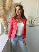 Pamut anyagú, bélelt, díszzsebes, nem rugalmas, válltöméses blézer. VIGYÁZZ! KIS MÉRETEZÉS! A Modell L (S-nek felel meg) méretet visel.