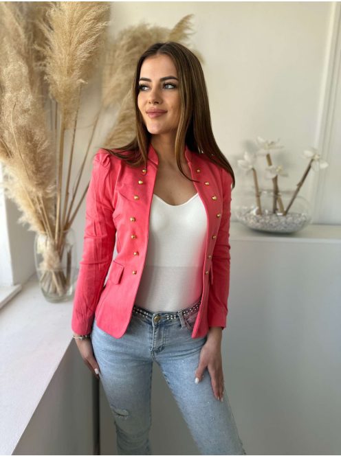 Pamut anyagú, bélelt, díszzsebes, nem rugalmas, válltöméses blézer. VIGYÁZZ! KIS MÉRETEZÉS! A Modell L (S-nek felel meg) méretet visel.