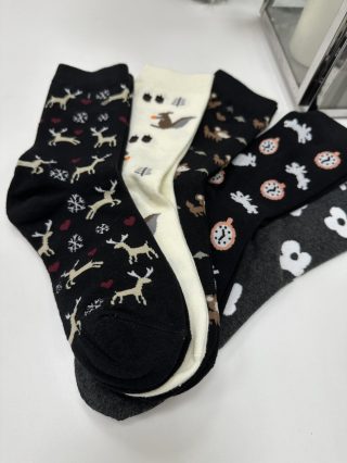   Puha, pamut, légáteresztős, orrvarrás nélküli, mintás zokni. (35-38 és 38-41 méretekben.)