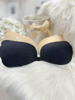   Öntapadós, középen kapcsos, szatén hatású, belül szilikonos, többször használatos melltartó.