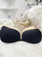 Öntapadós, középen kapcsos, szatén hatású, belül szilikonos, többször használatos melltartó.