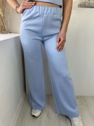 Rugalmas, puha anyagú szett. Kerek nyakú, rövid derekú felső, magas, gumis derekú, egyenes szárú nadrággal. (S-L méretre ajánljuk.)