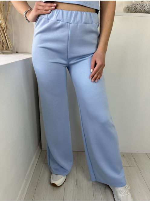 Rugalmas, puha anyagú szett. Kerek nyakú, rövid derekú felső, magas, gumis derekú, egyenes szárú nadrággal. (S-L méretre ajánljuk.)