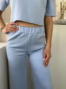 Rugalmas, puha anyagú szett. Kerek nyakú, rövid derekú felső, magas, gumis derekú, egyenes szárú nadrággal. (S-L méretre ajánljuk.)