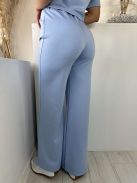 Rugalmas, puha anyagú szett. Kerek nyakú, rövid derekú felső, magas, gumis derekú, egyenes szárú nadrággal. (S-L méretre ajánljuk.)