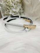 Műbőr, vékony, állítható fémcsatos öv.