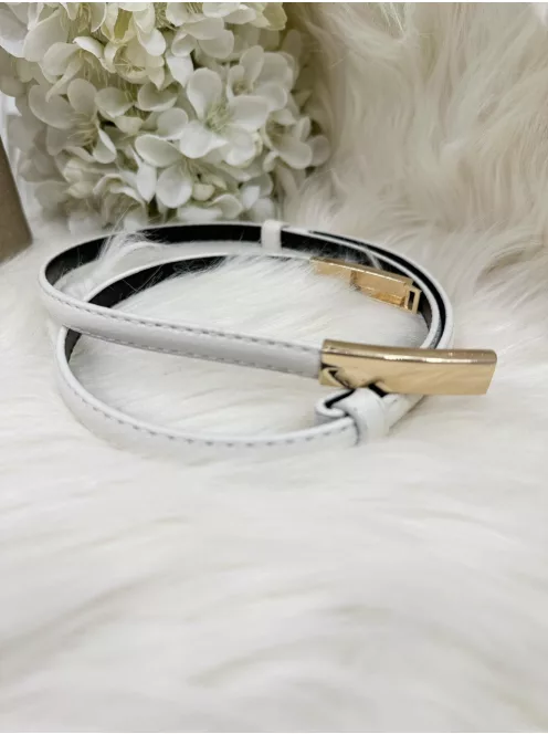 Műbőr, vékony, állítható fémcsatos öv.