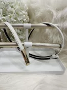 Műbőr, vékony, állítható fémcsatos öv.