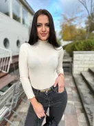 Műbőr, vékony, állítható fémcsatos öv.