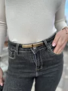 Műbőr, vékony, állítható fémcsatos öv.