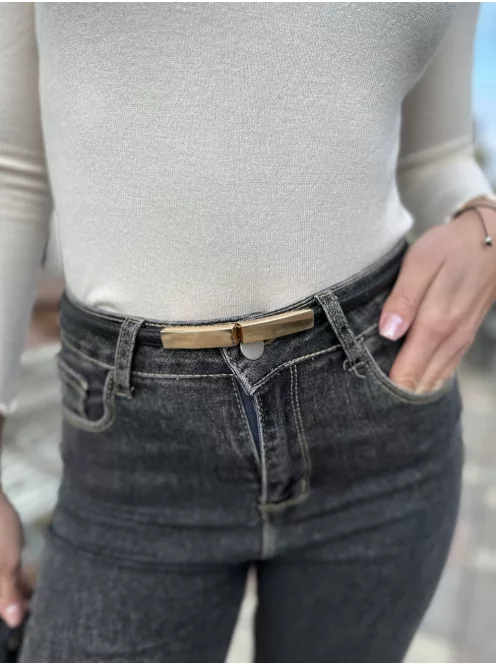 Műbőr, vékony, állítható fémcsatos öv.