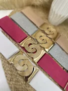 Rugalmas, vastag, gumis, fémcsatos öv.