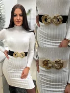 Rugalmas, vastag, gumis, állítható méretű, fém csatos öv.