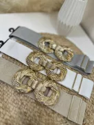 Rugalmas, vastag, gumis, állítható méretű, fém csatos öv.