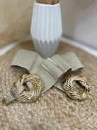 Rugalmas, vastag, gumis, állítható méretű, fém csatos öv.