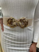 Rugalmas, vastag, gumis, állítható méretű, fém csatos öv.