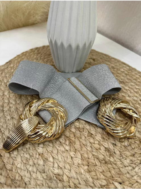 Rugalmas, vastag, gumis, állítható méretű, fém csatos öv.