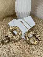 Rugalmas, vastag, gumis, állítható méretű, fém csatos öv.