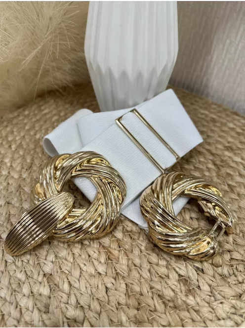 Rugalmas, vastag, gumis, állítható méretű, fém csatos öv.