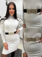 Rugalmas, gumis, állítható méretű, kövekkel díszített, fémcsatos öv.