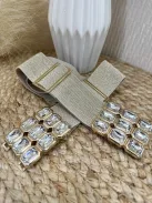 Rugalmas, gumis, állítható méretű, kövekkel díszített, fémcsatos öv.