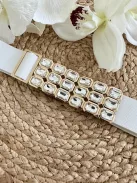 Rugalmas, gumis, állítható méretű, kövekkel díszített, fémcsatos öv.