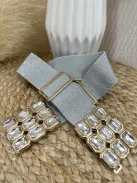 Rugalmas, gumis, állítható méretű, kövekkel díszített, fémcsatos öv.