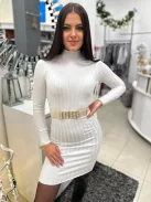 Rugalmas, gumis, állítható méretű, kövekkel díszített, fémcsatos öv.