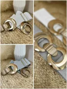 Rugalmas, vastag, gumis, állítható méretű, fém csatos öv.