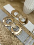 Rugalmas, vastag, gumis, állítható méretű, fém csatos öv.