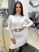 Rugalmas, vastag, gumis, állítható méretű, fém csatos öv.