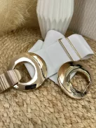 Rugalmas, vastag, gumis, állítható méretű, fém csatos öv.