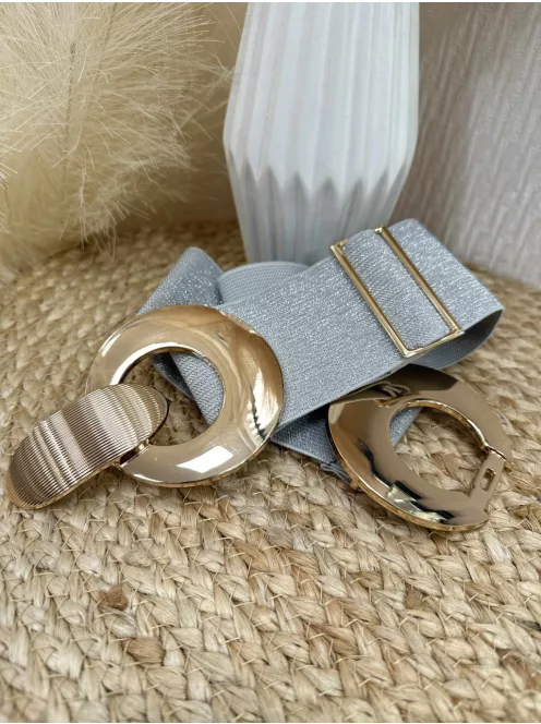 Rugalmas, vastag, gumis, állítható méretű, fém csatos öv.