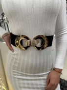 Rugalmas, vastag, gumis, állítható méretű, fém csatos öv.