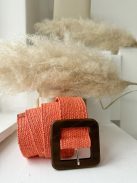 Rugalmas, fonott, fa, kocka csatos öv.