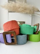 Rugalmas, fonott, fa, kocka csatos öv.