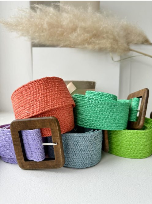 Rugalmas, fonott, fa, kocka csatos öv.