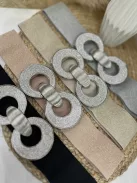 Rugalmas, csillogós, gumis, kövekkel díszített öv .