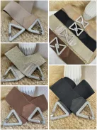 Rugalmas, gumis, kövekkel díszített öv .