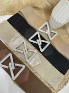 Rugalmas, gumis, kövekkel díszített öv .