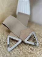 Rugalmas, gumis, kövekkel díszített öv .