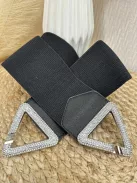 Rugalmas, gumis, kövekkel díszített öv .