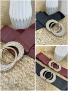 Rugalmas, gumis, kövekkel díszített öv .