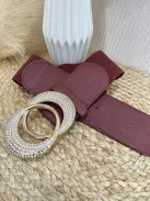 Rugalmas, gumis, kövekkel díszített öv .