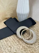 Rugalmas, gumis, kövekkel díszített öv .